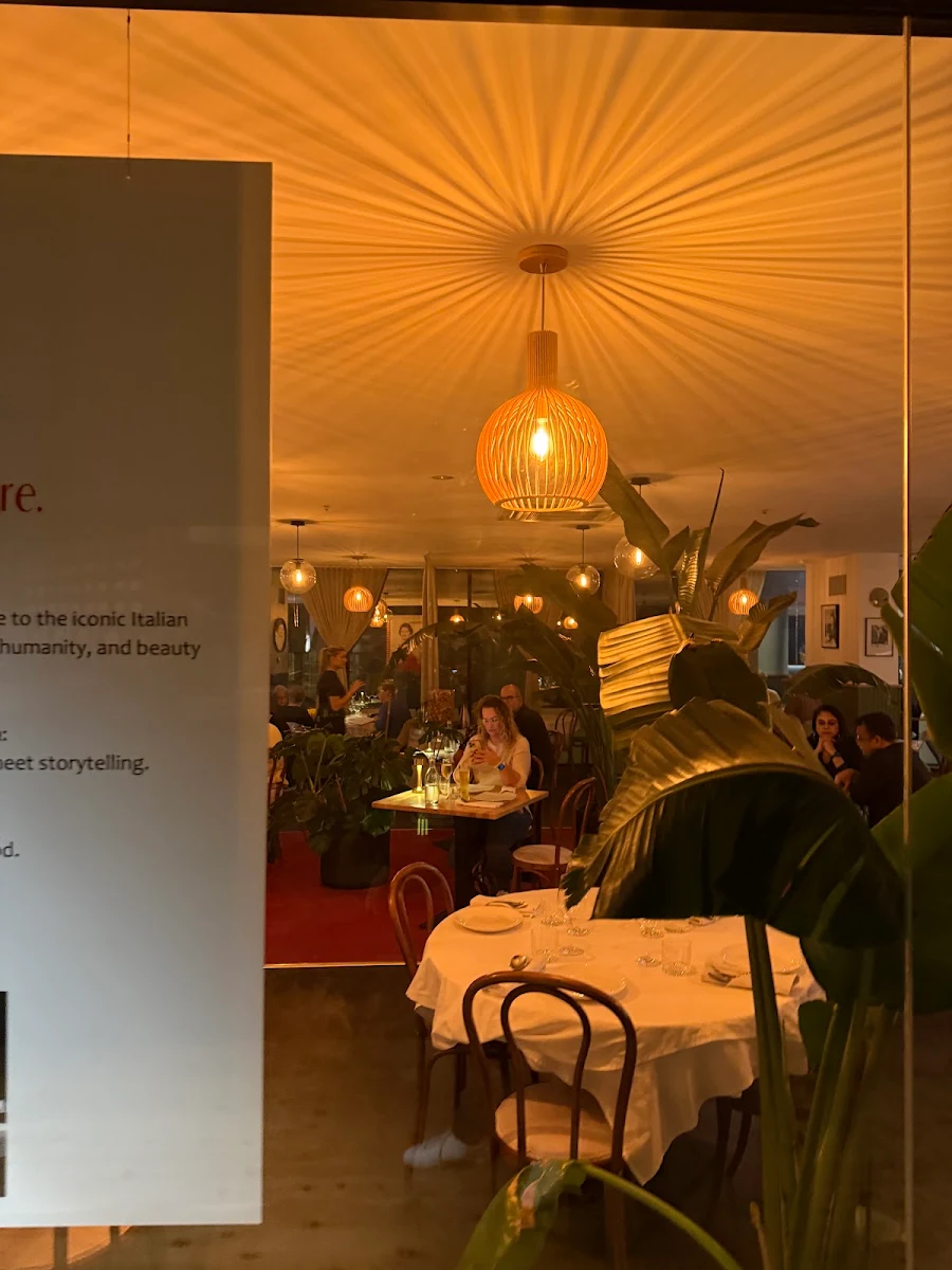 Vibe, Fellini Restaurant