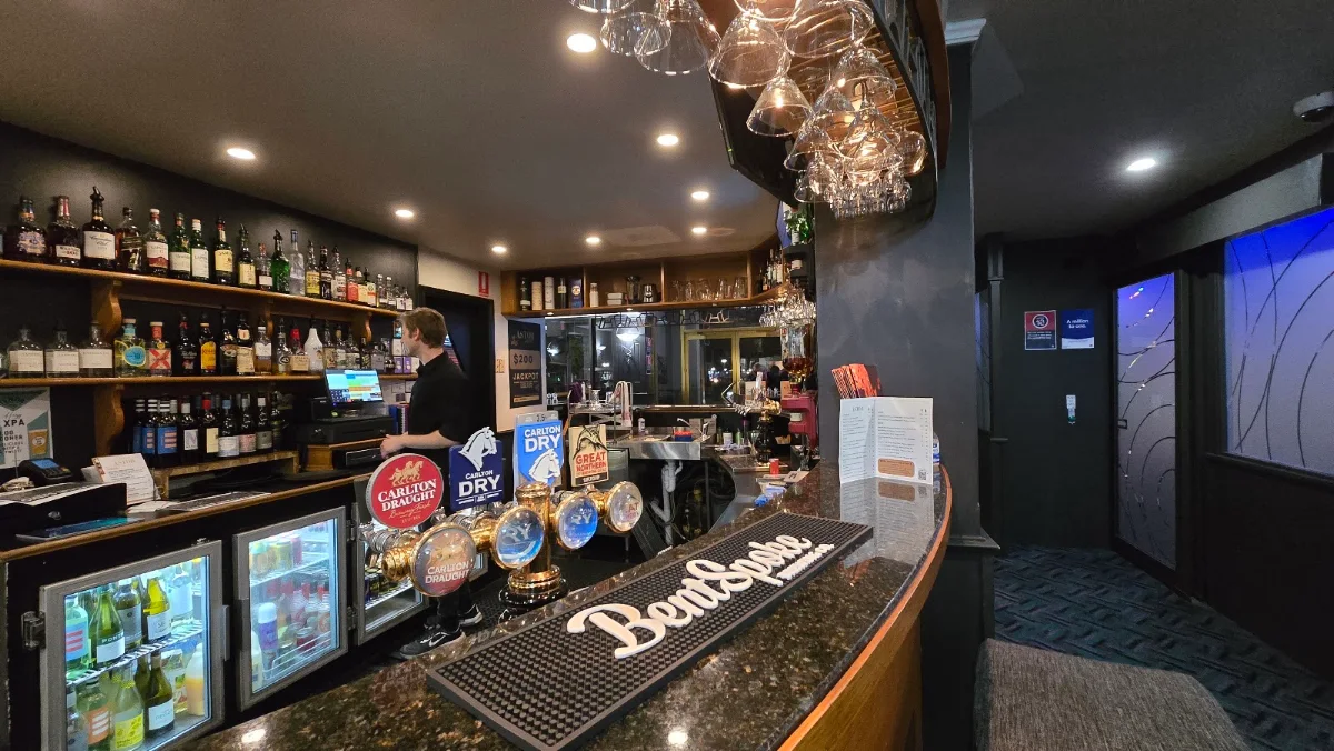 Vibe, Astor Bar & Grill