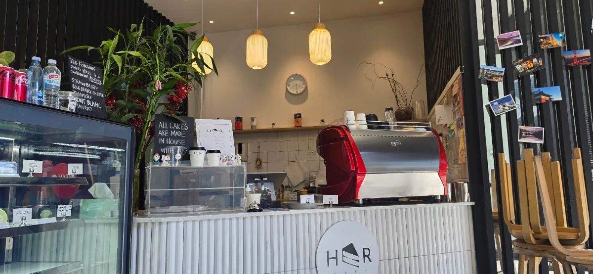 Vibe, Her Cafe
