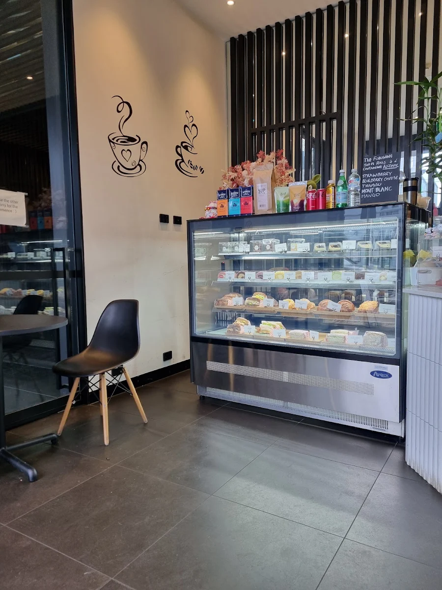 Vibe, Her Cafe