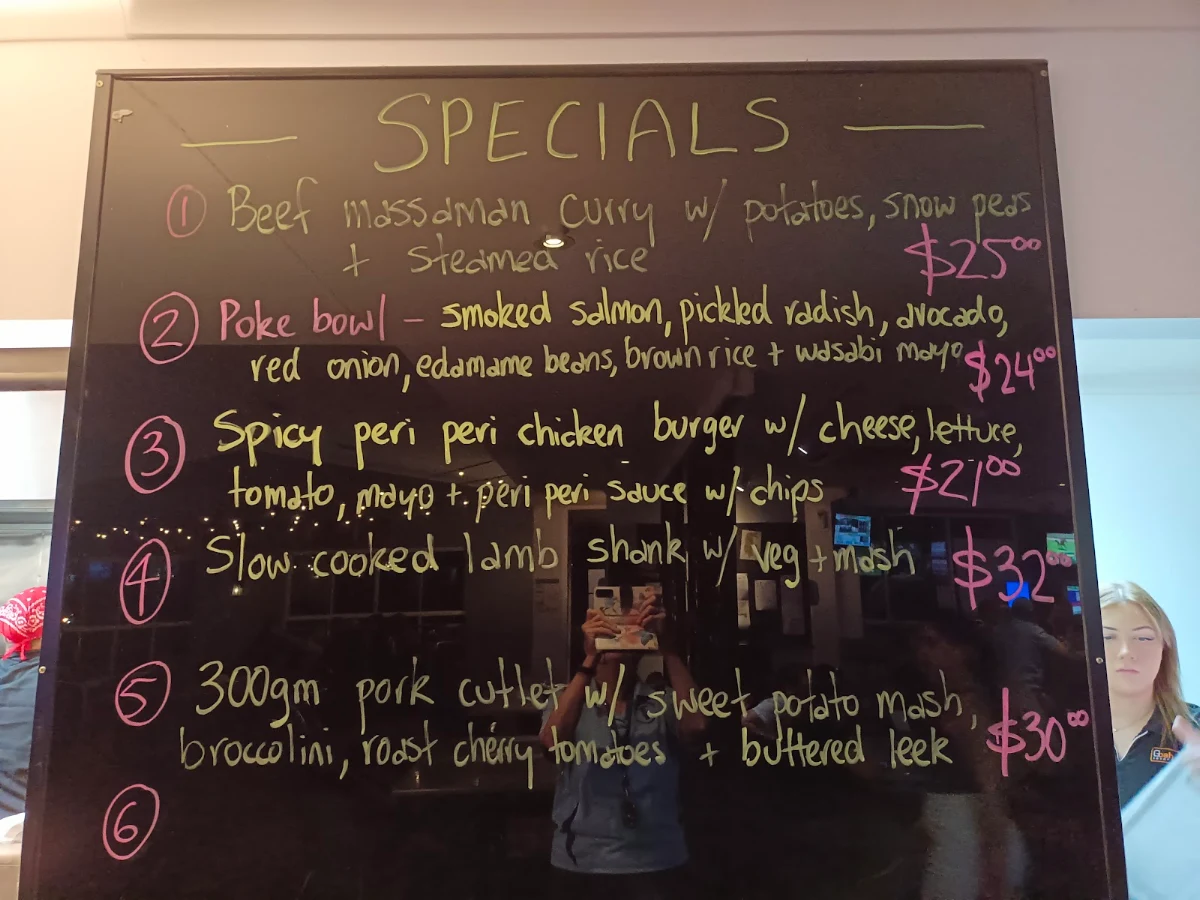 Menu, Hilltop Hotel Goonellabah
