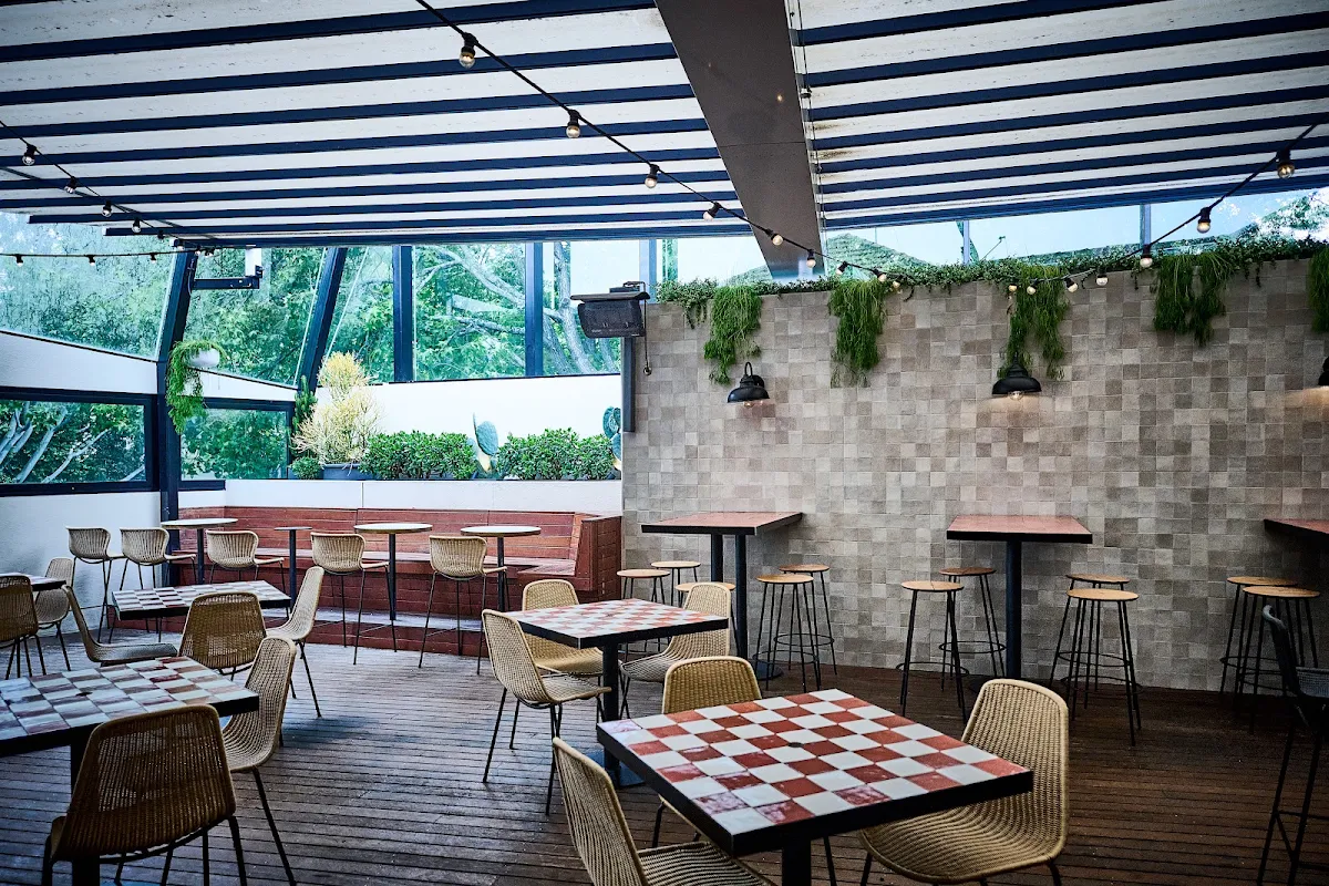 Vibe, Royal Oak Hotel