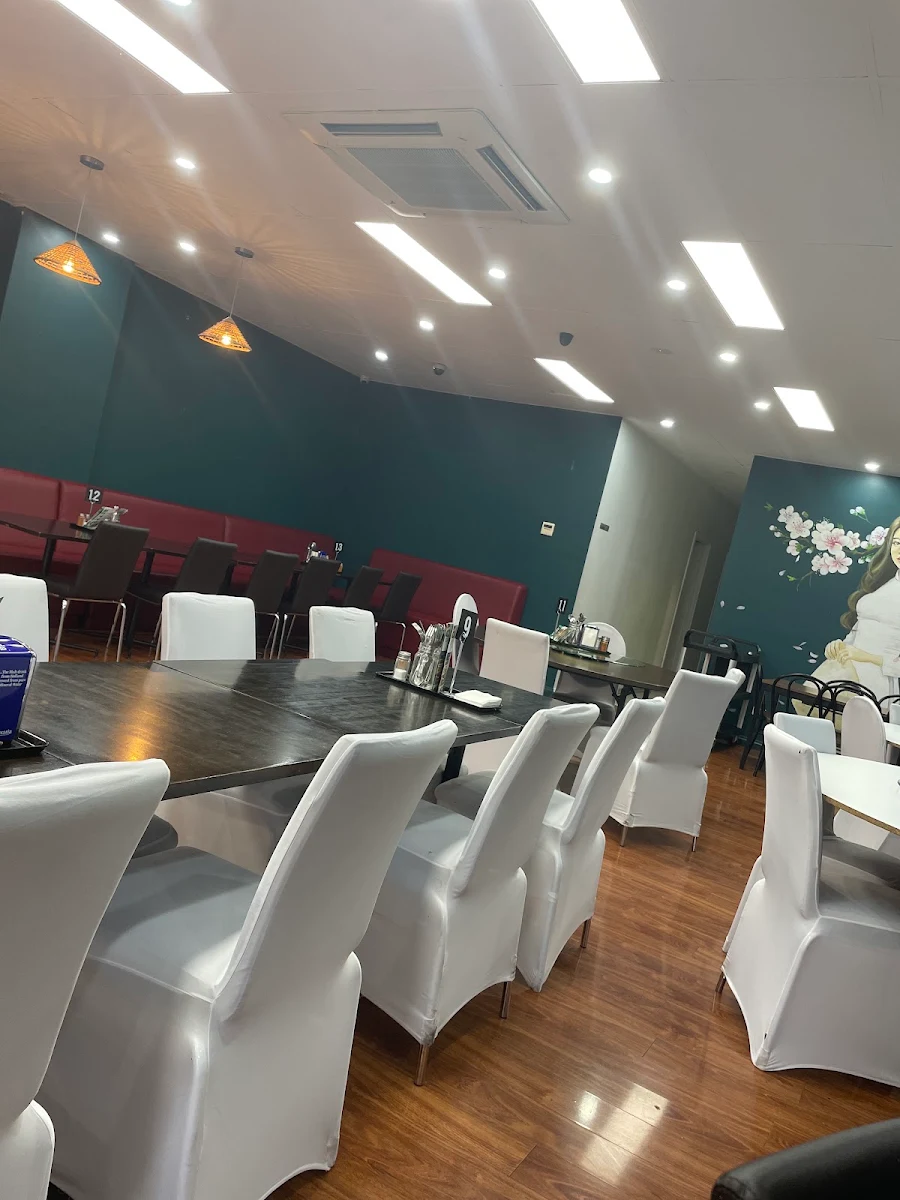 Vibe, Afghan zamarut restaurant