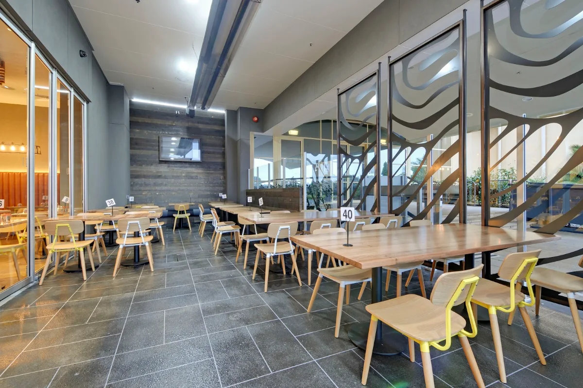 Vibe, Cafe Qu Bah