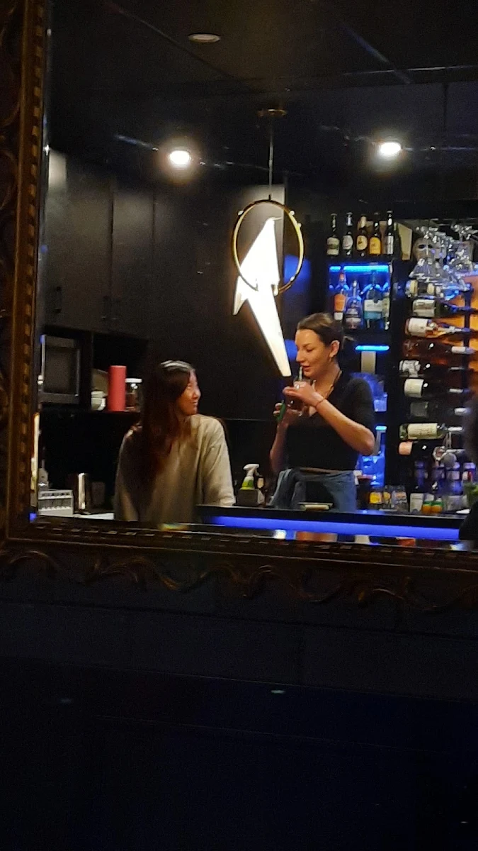 Vibe, Mrs. Robertson wine & cocktail bar