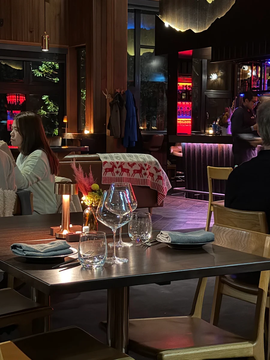 Vibe, Astra Bar & Restaurant