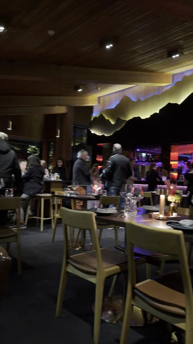 Vibe, Astra Bar & Restaurant