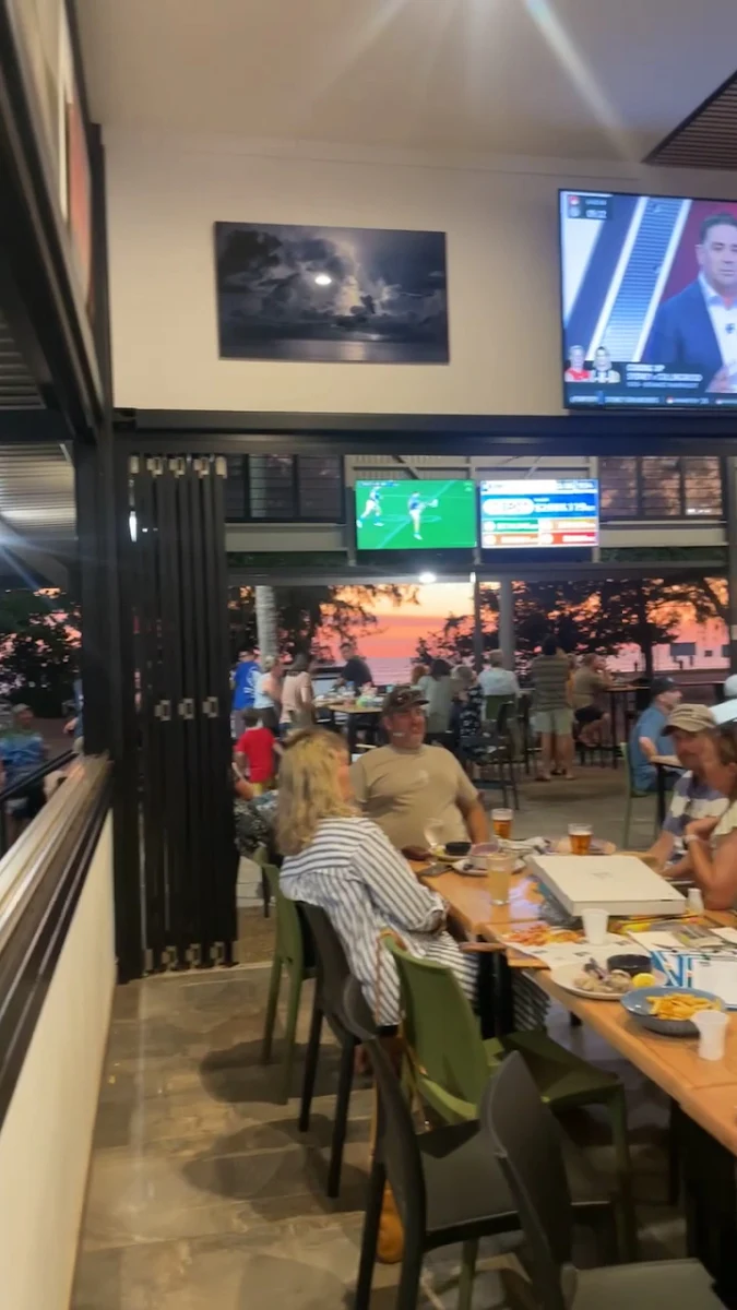 Vibe, Dundee Beach Tavern