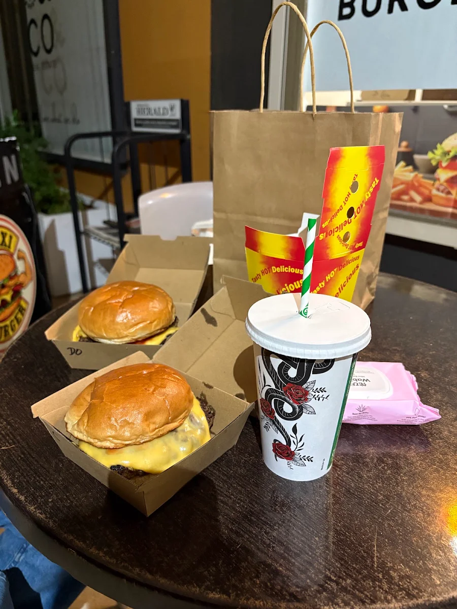 Food & drink, Maxxi Burger