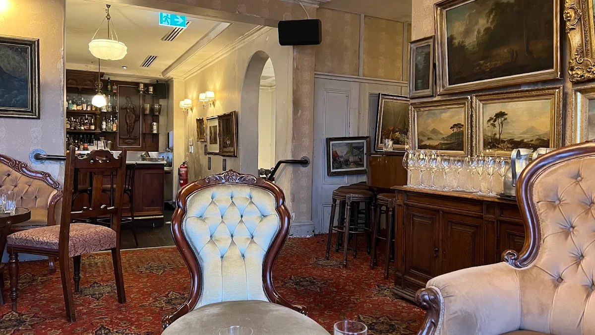 Vibe, The Ghost of Alfred Felton at Hotel Esplanade