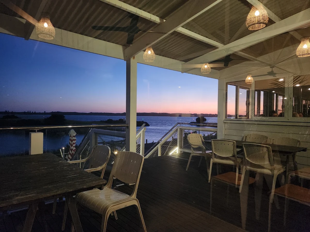 Vibe, Islanders' Tavern