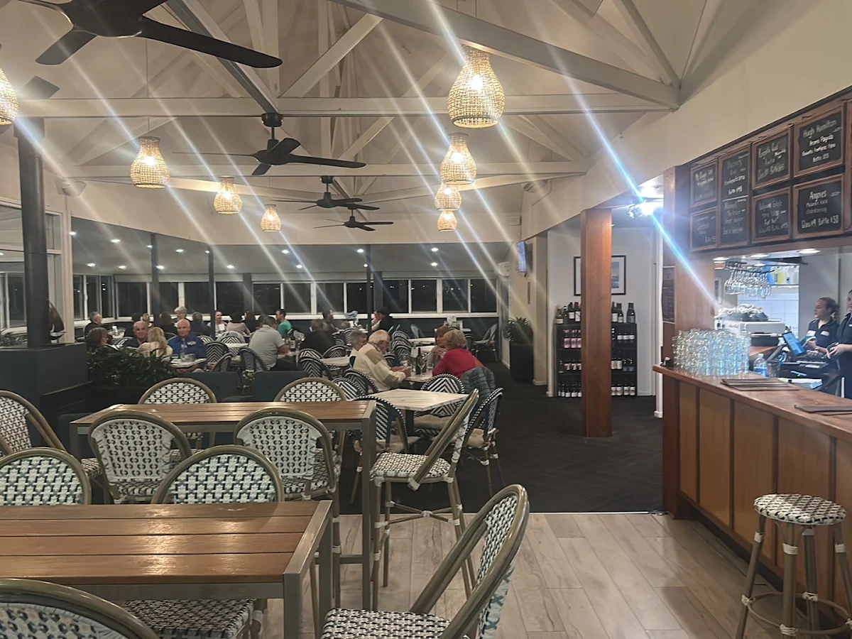 Vibe, Islanders' Tavern