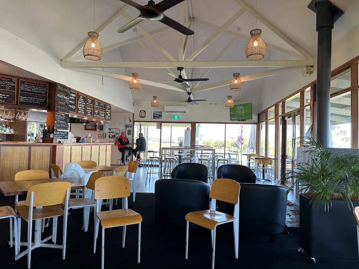 Vibe, Islanders' Tavern