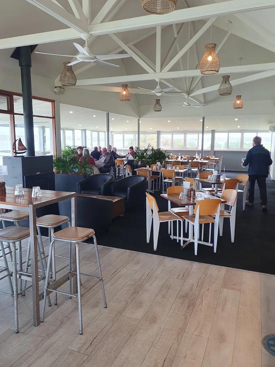 Vibe, Islanders' Tavern