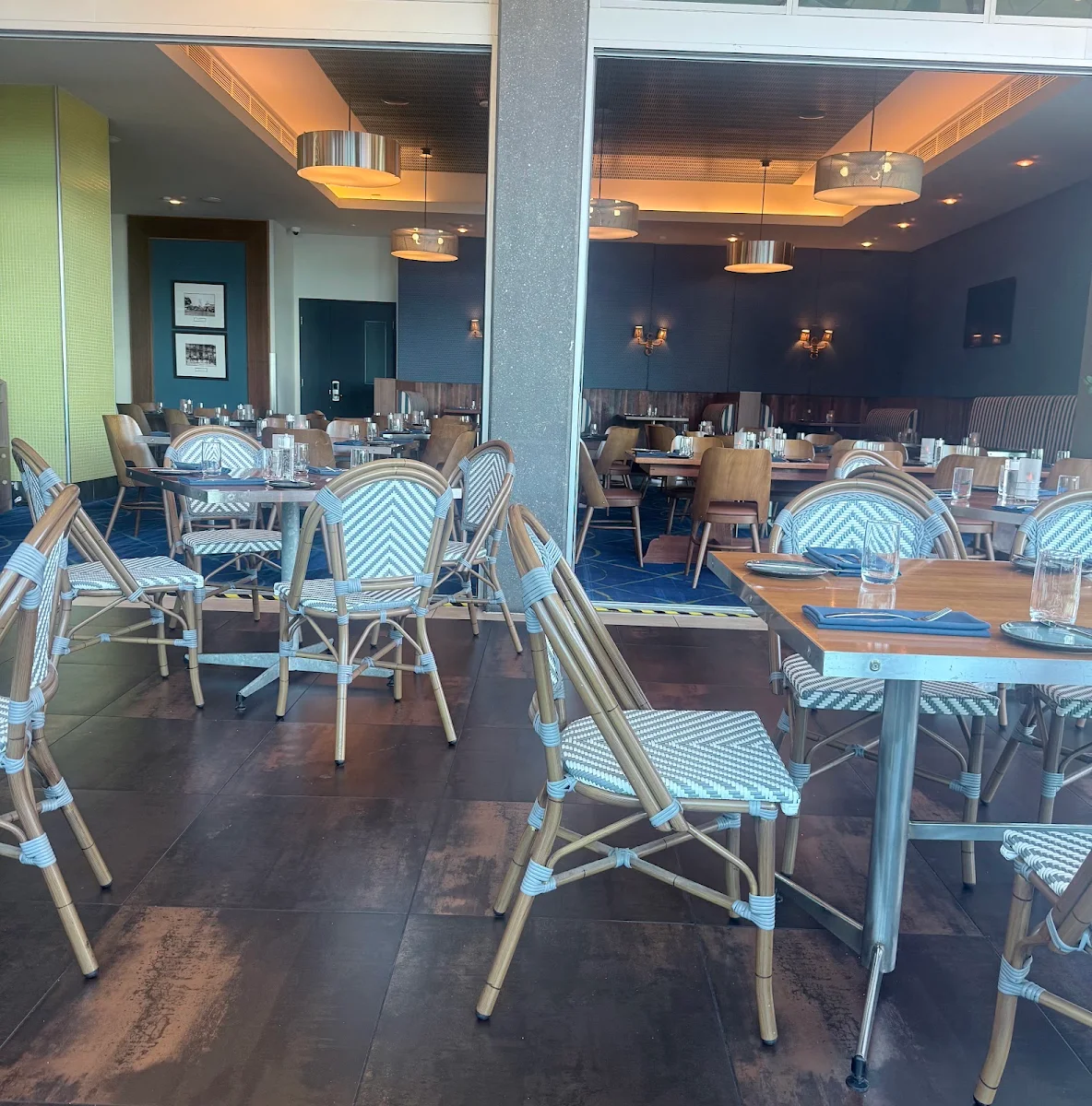 Vibe, Sarin's Restaurant & Bar/Bistro
