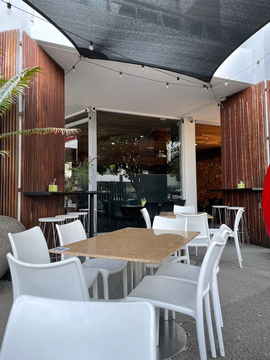 Vibe, Darren's Small Bar