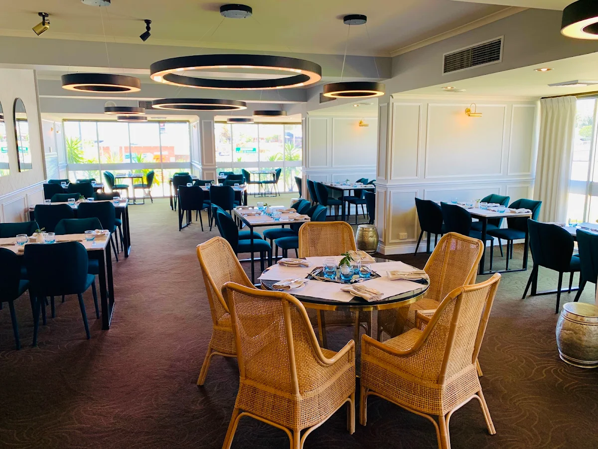 Vibe, Riviera Bar & Grill