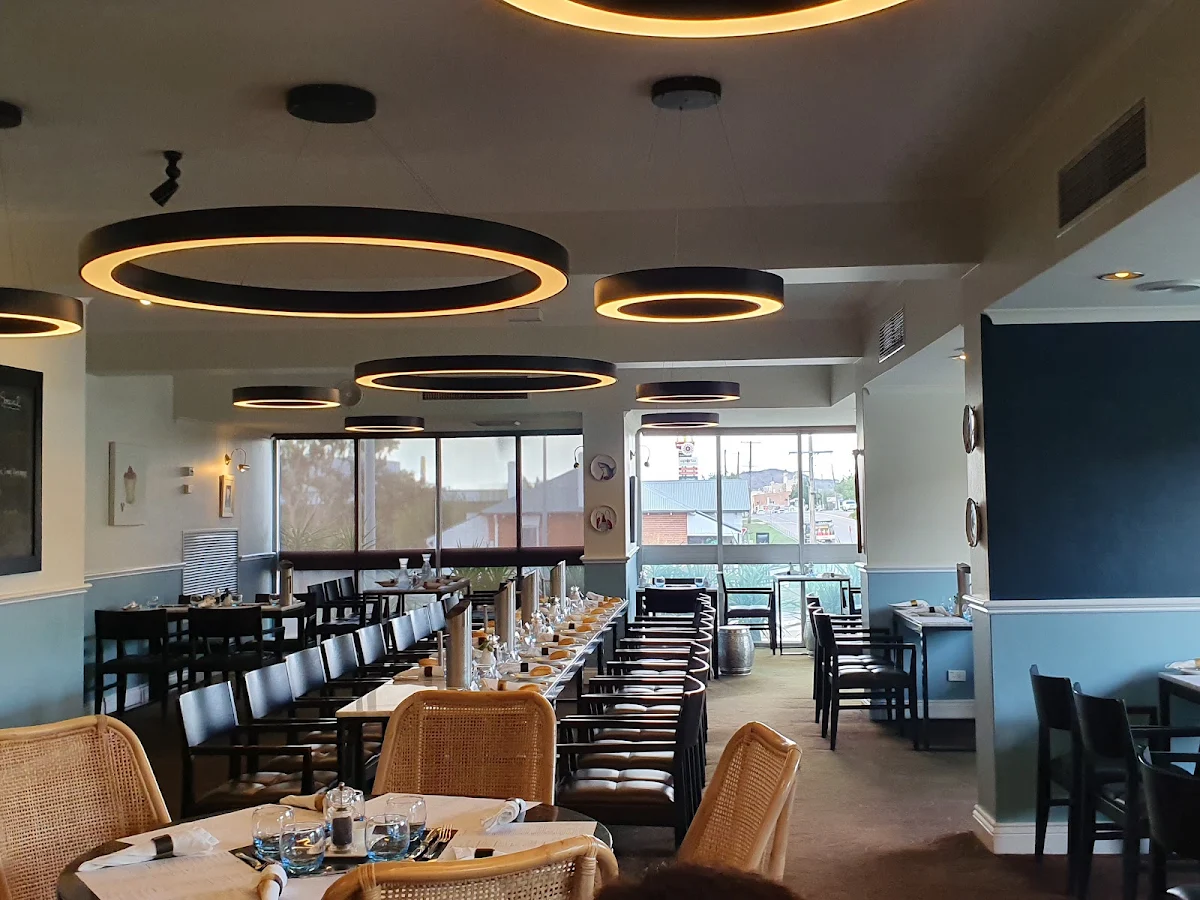Vibe, Riviera Bar & Grill