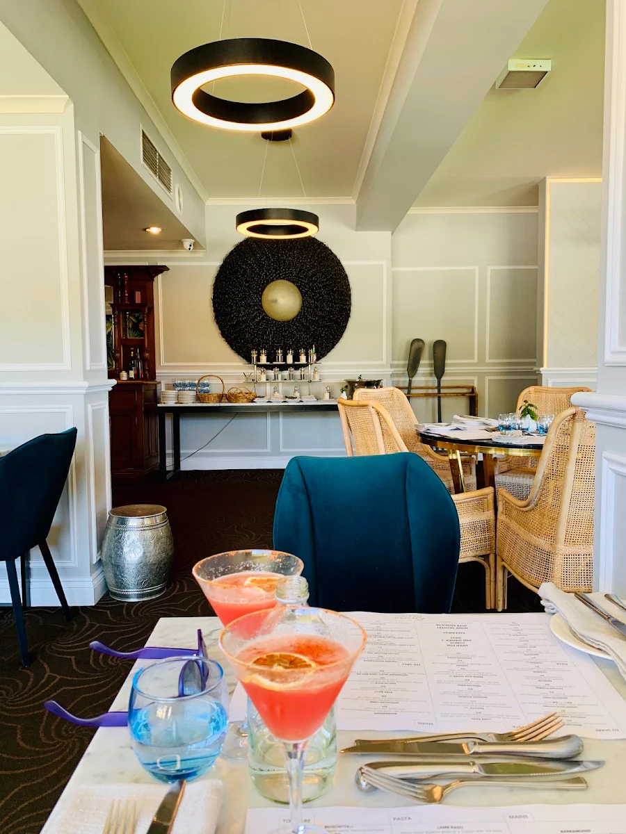 Vibe, Riviera Bar & Grill