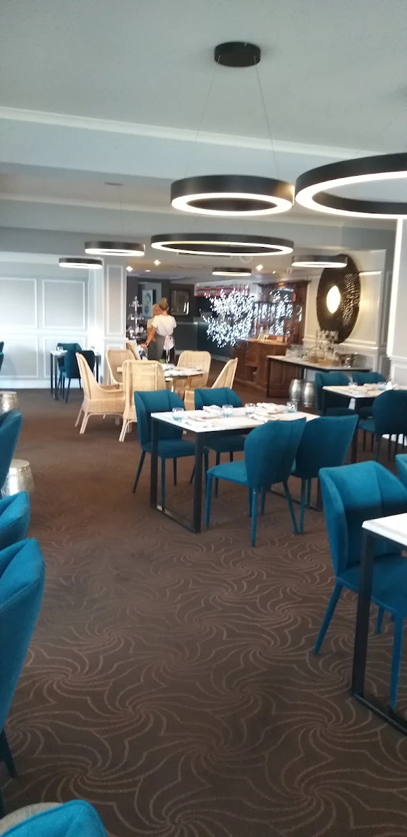 Vibe, Riviera Bar & Grill