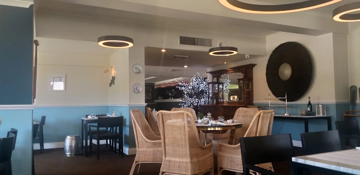 Vibe, Riviera Bar & Grill