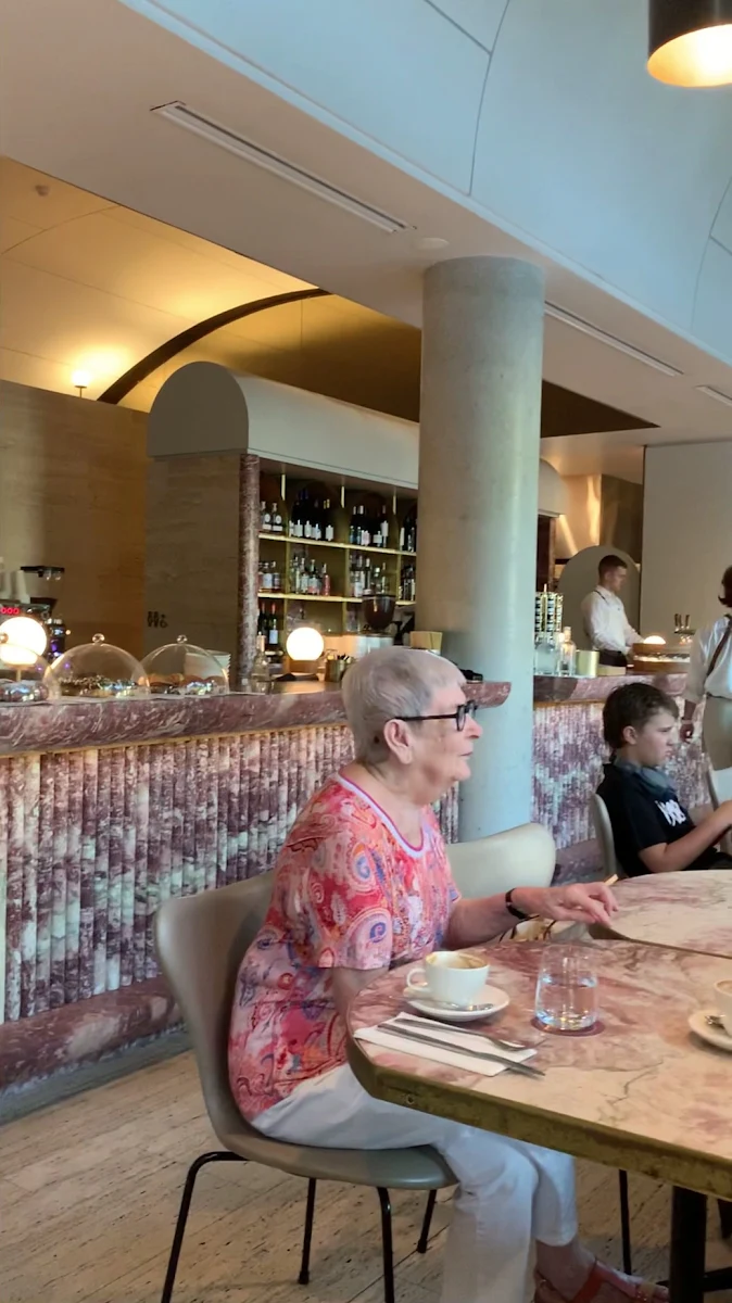Vibe, Lobby Bar