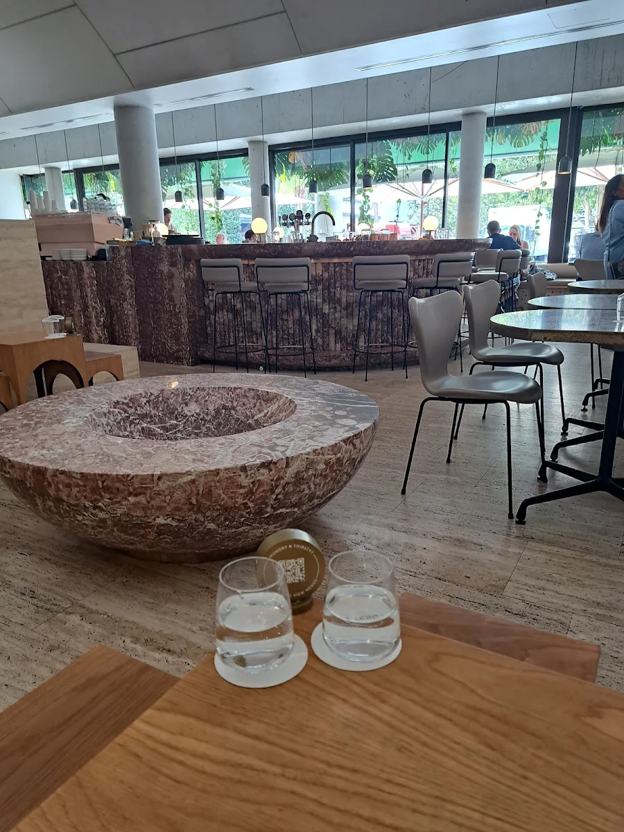 Vibe, Lobby Bar