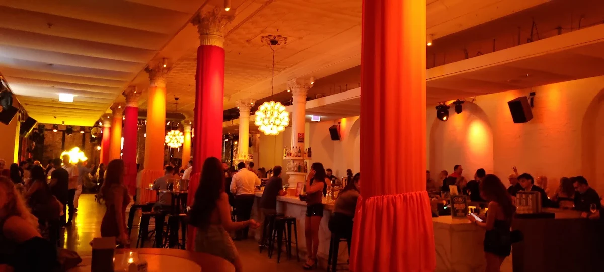 Vibe, Establishment Precinct