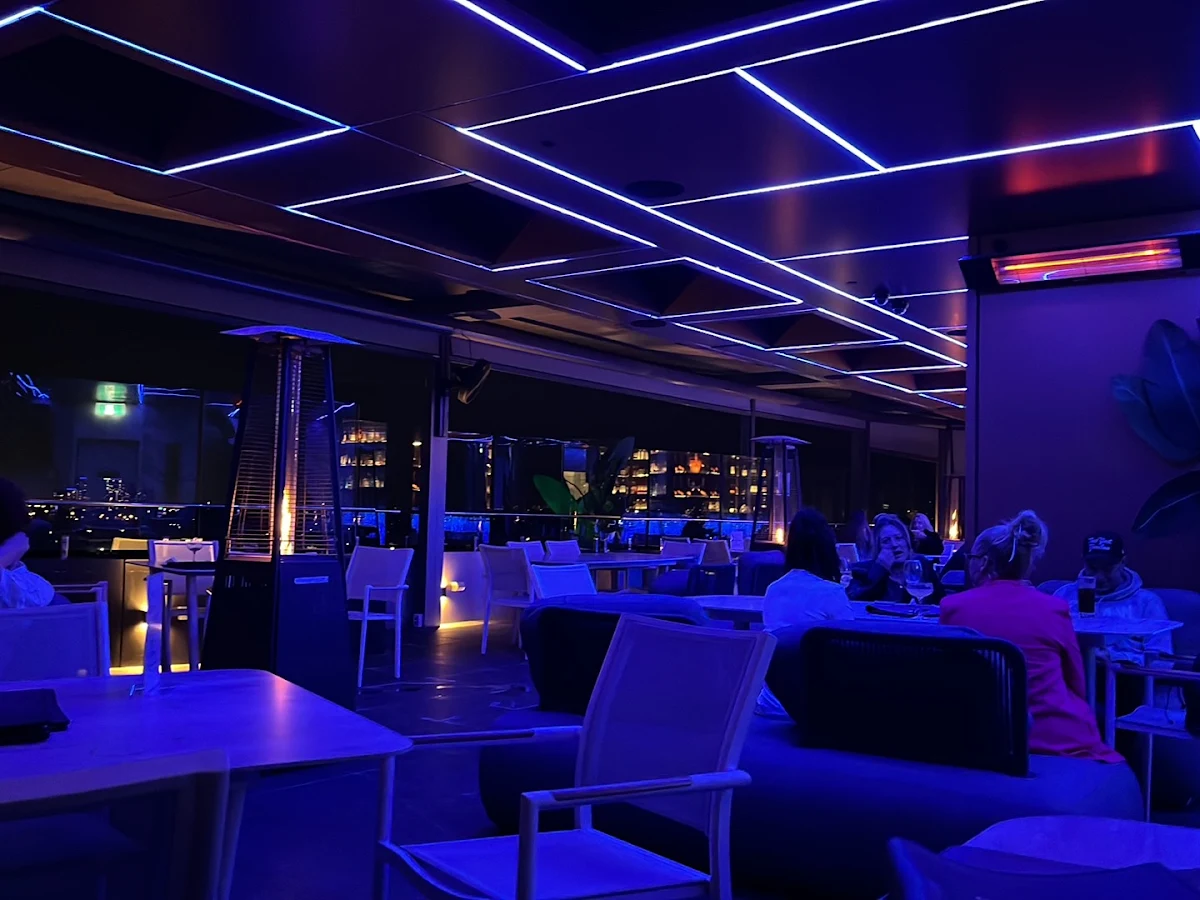 Vibe, Skye Bar & Lounge