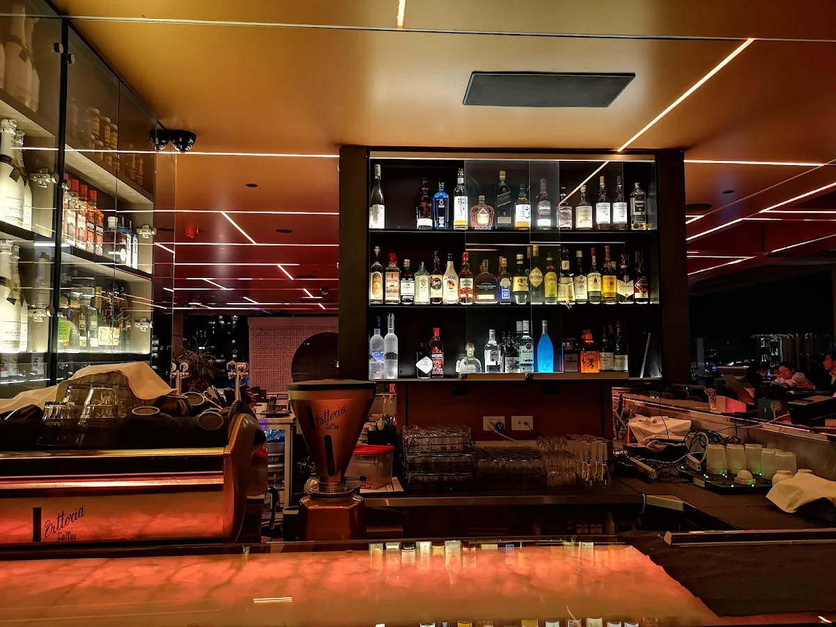 Vibe, Skye Bar & Lounge