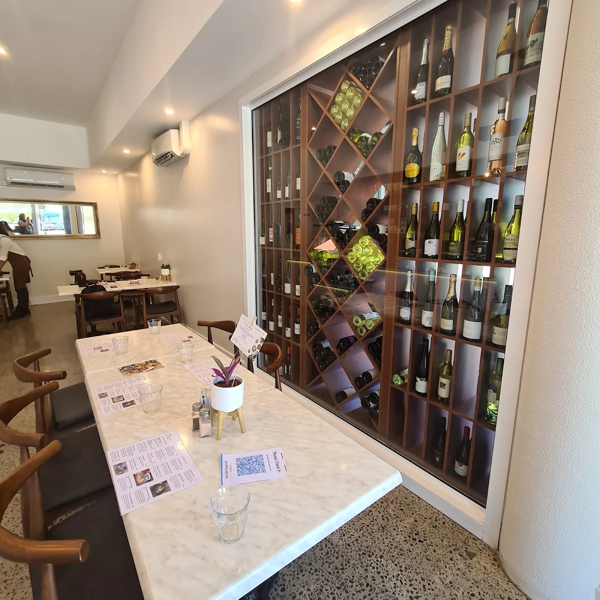 Vibe, Little Glass Room Bar & Restaurant