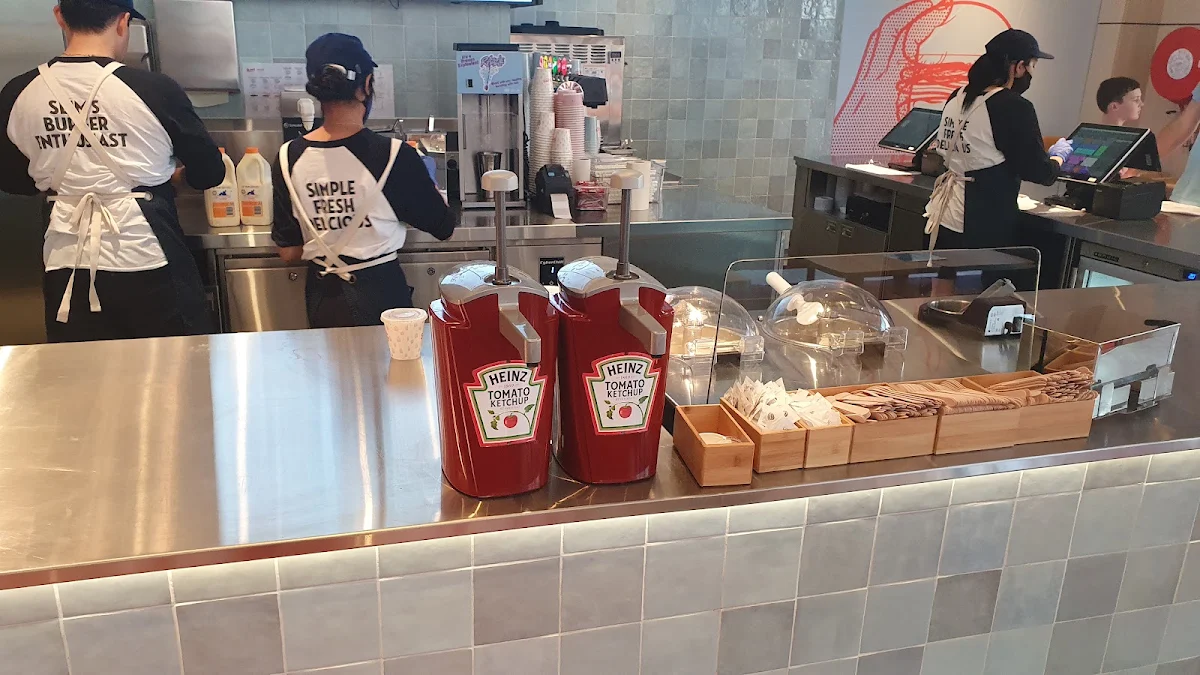 Vibe, Slim's Quality Burger