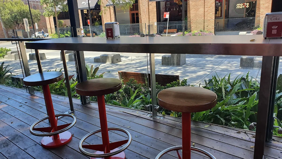 Vibe, Slim's Quality Burger