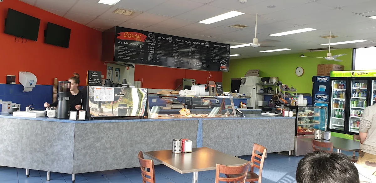 Vibe, Colonial Cafe