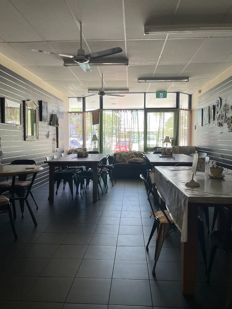 Vibe, Lisa's Willow Tree Cafe