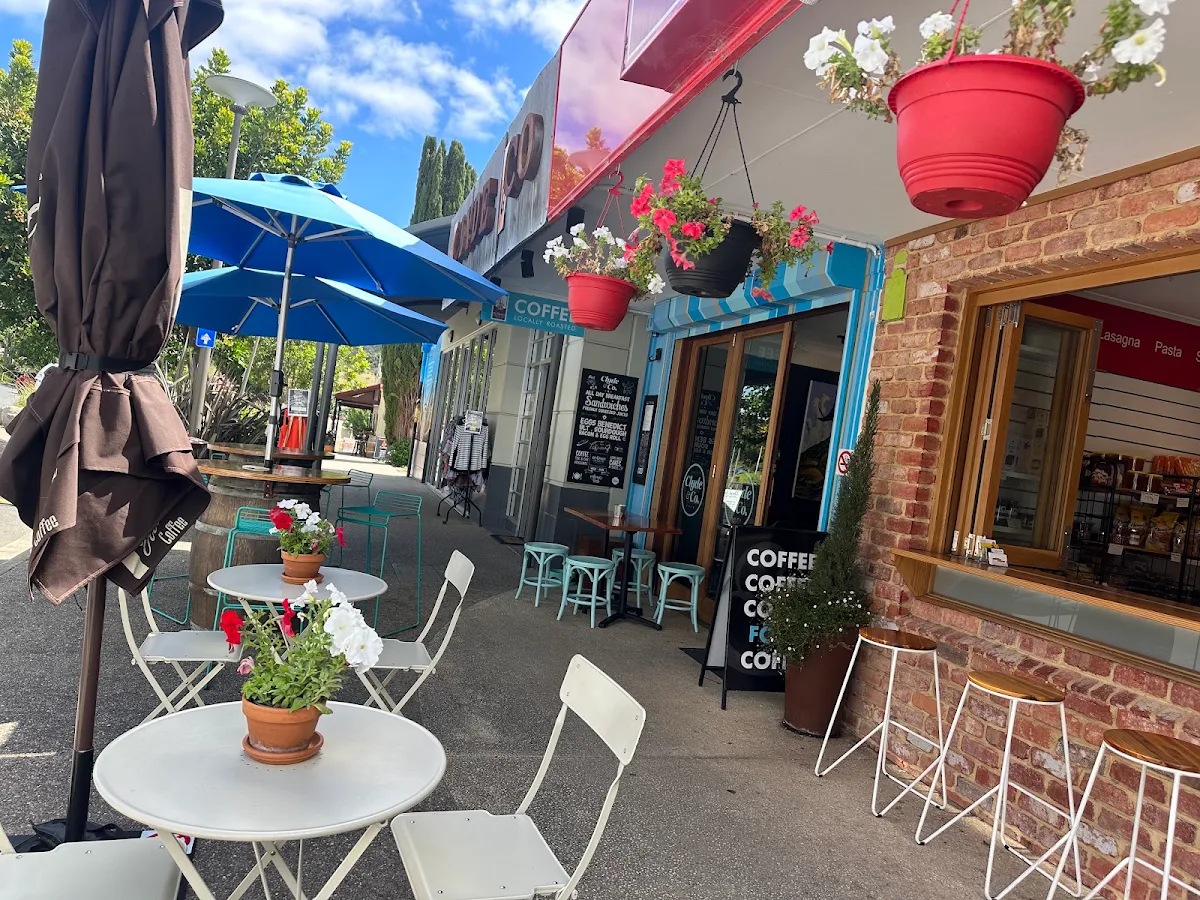 Vibe, Cafe Clyde & Co
