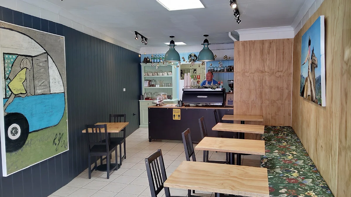 Vibe, Cafe Clyde & Co