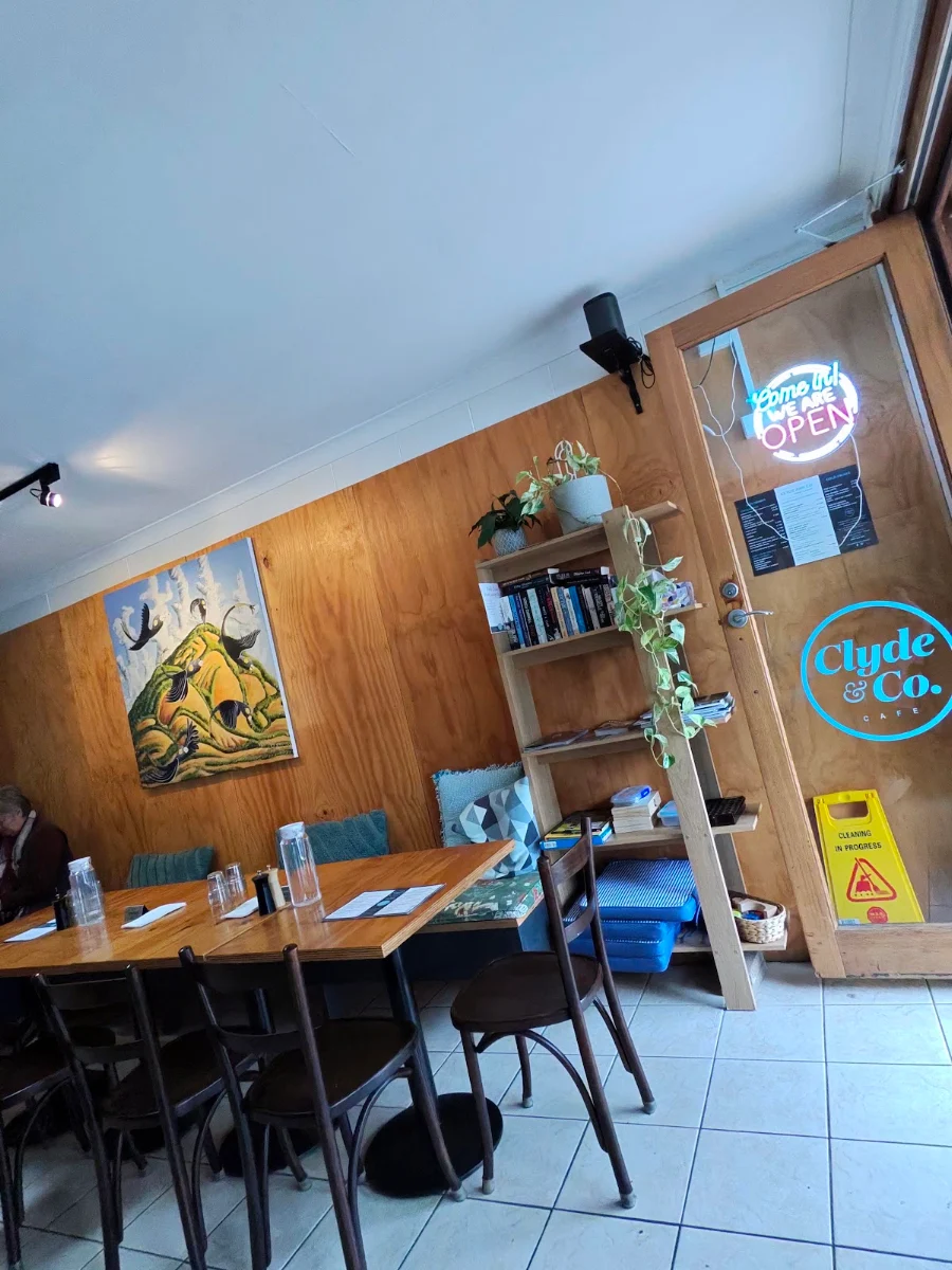 Vibe, Cafe Clyde & Co