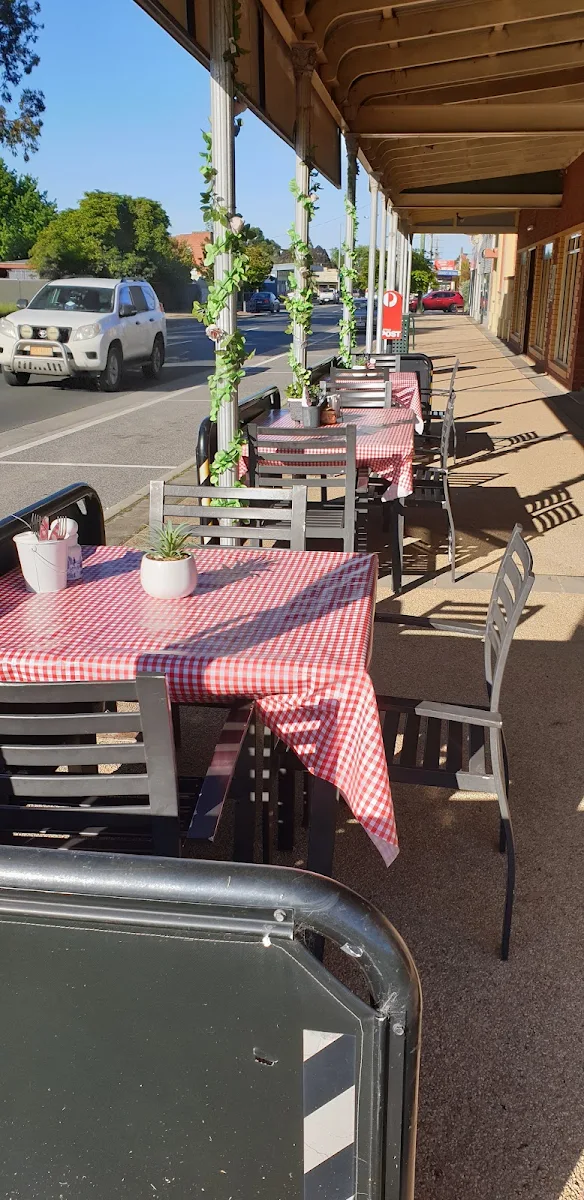 Vibe, Wendy May's Cafe