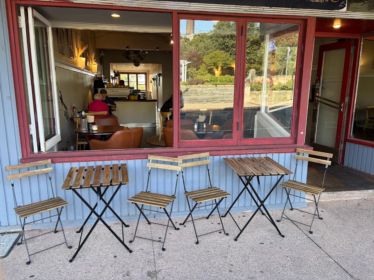 Vibe, The Dingo cafe