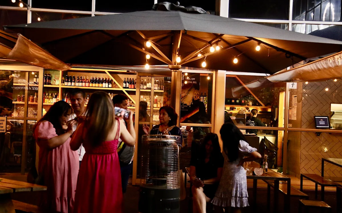 Vibe, Mr Brooks Stonegrill & Bar