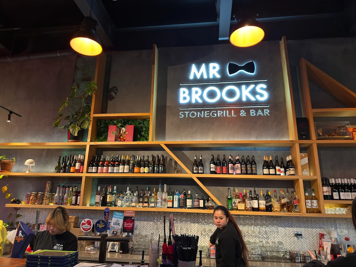 Vibe, Mr Brooks Stonegrill & Bar