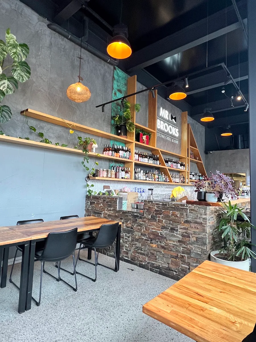 Vibe, Mr Brooks Stonegrill & Bar