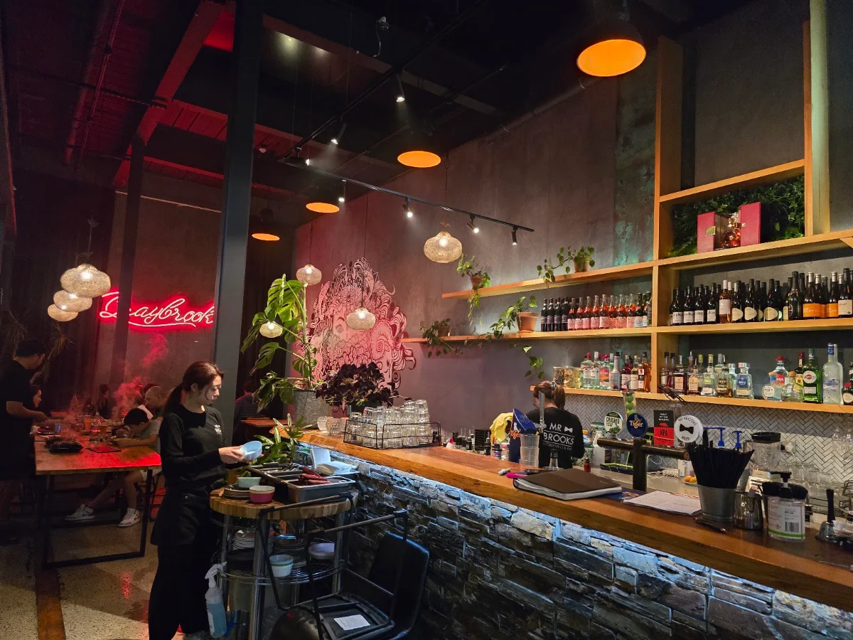 Vibe, Mr Brooks Stonegrill & Bar