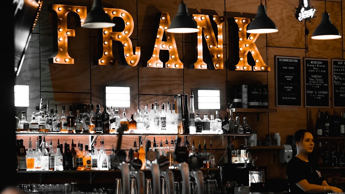 Vibe, Timeless Bar & Lounge