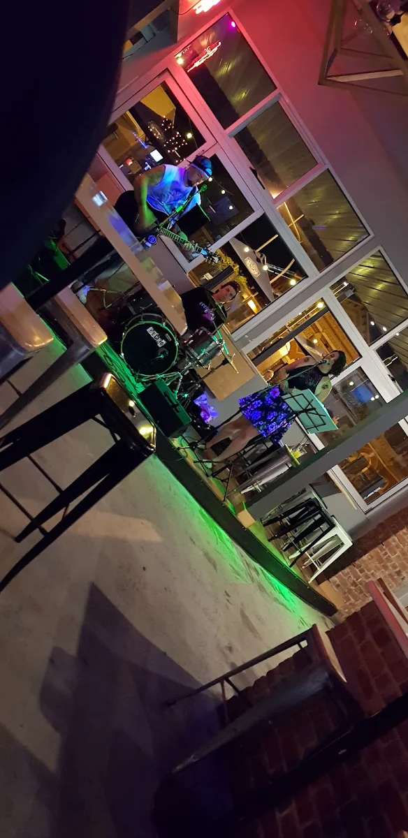 Vibe, Timeless Bar & Lounge