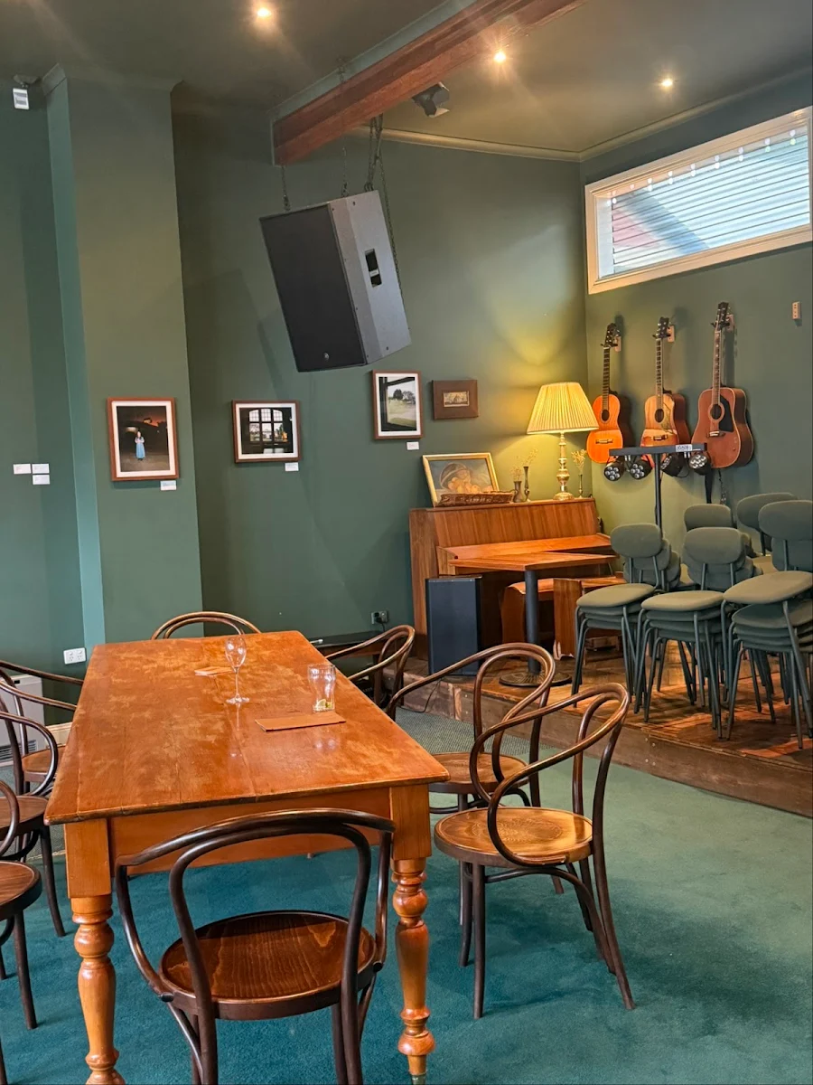 Vibe, Mapleton Public House