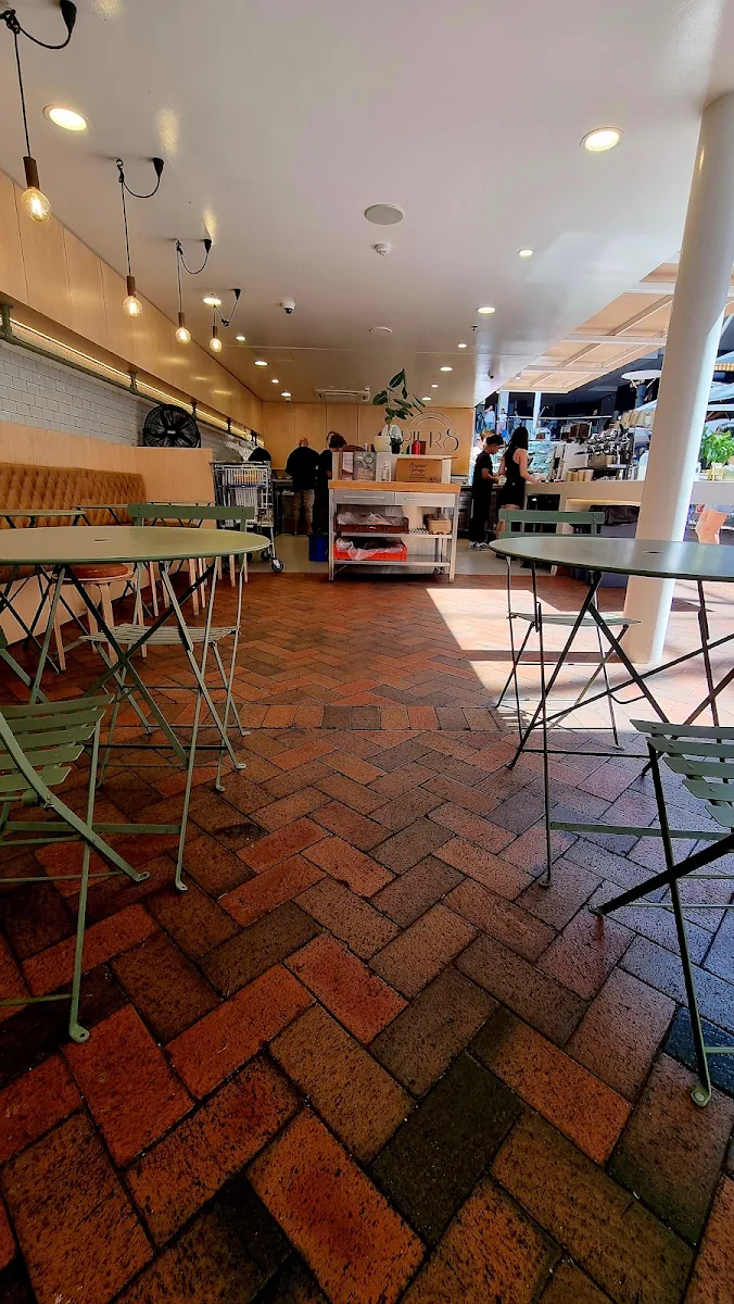 Vibe, Pier 8 Cafe