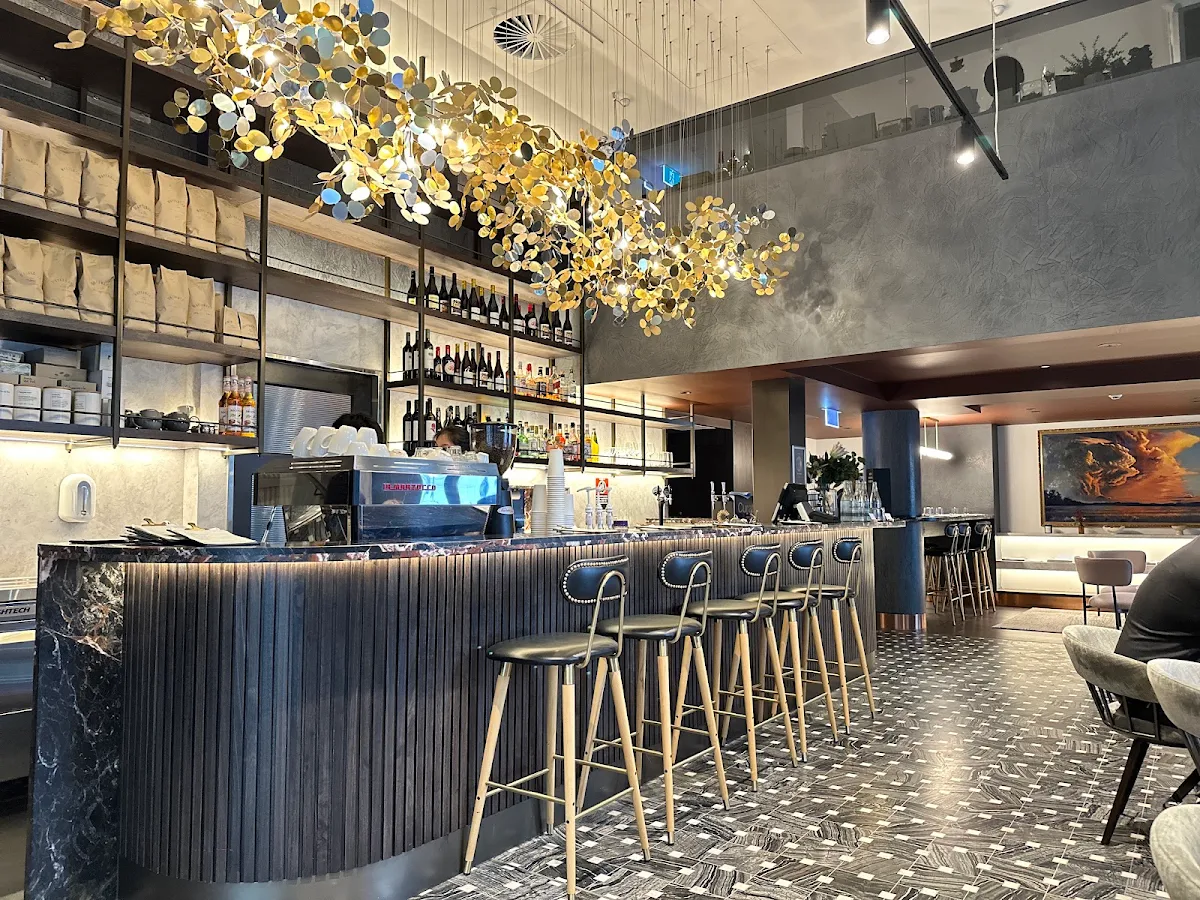 Vibe, Wayfarer’s Bar & Café