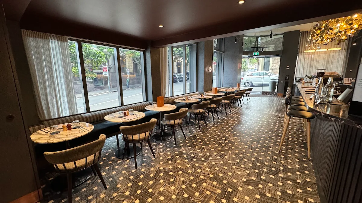 Vibe, Wayfarer’s Bar & Café